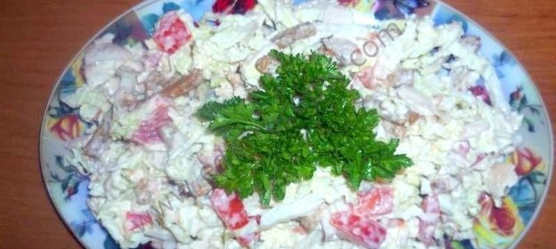 Салат курица пекинская капуста, помидоры и сухарики