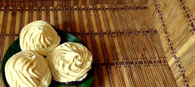 Шоколадные капкейки с черной смородиной