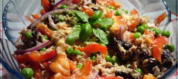 Салат с тунцом, паприкой, черносливом и зеленым горошком
