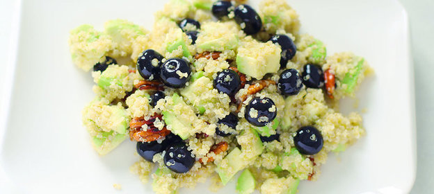 Киноа с голубикой и орехами пекан