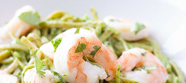 Лапша с креветками в соусе из авокадо