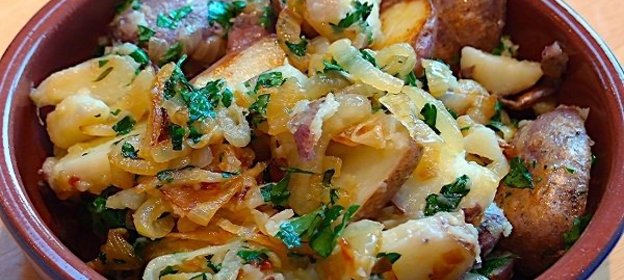 Картофель тушеный с луком