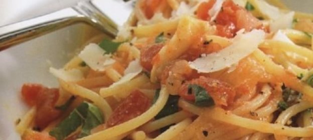 Спагетти с томатным соусом и базиликом