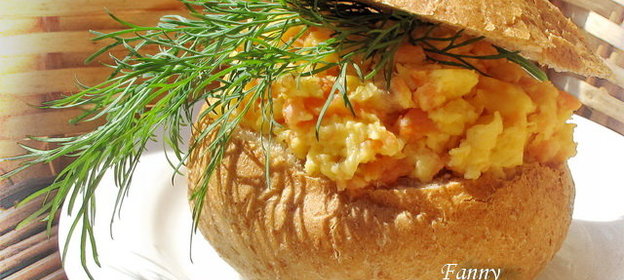 Яичница-болтунья с копченым лососем в булке