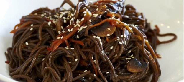 Гречневая лапша с шампиньонами и морковью