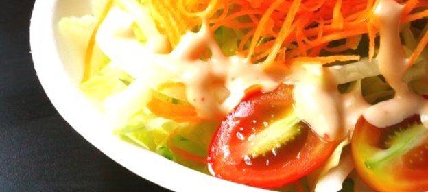 Салат из белой рыбы с луком-пореем и морковным соусом