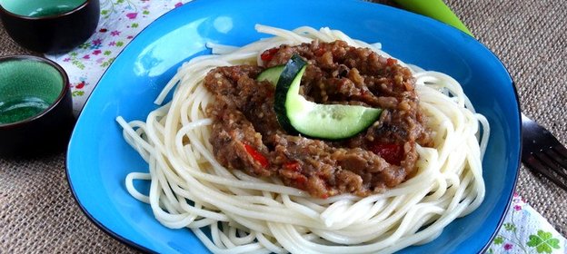 Спагетти под баклажанным соусом