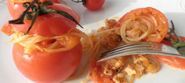 Паста с рыбой, запечённая в помидоре
