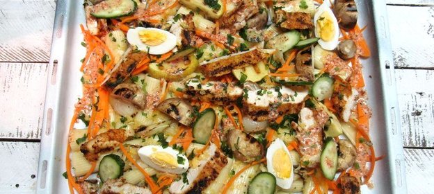 Теплый салат с макаронами и курицей
