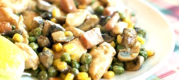 Куриный салат с грибами и зеленым горошком