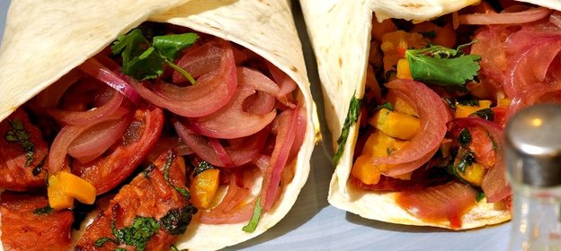 Лепешки с тыквой, острой колбасой и маринованным луком