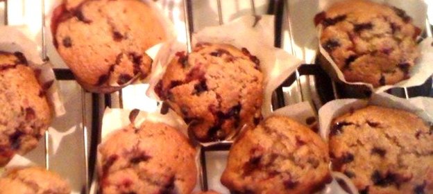 Шоколадные маффины с ягодами