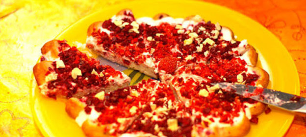 Творожная запеканка с вишней и клубникой