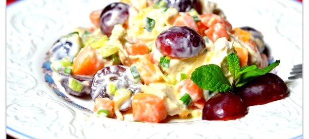 Куриный салат с фруктами, орехами и изюмом