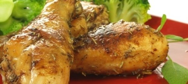 Куриные ножки с душистыми травами и брокколи