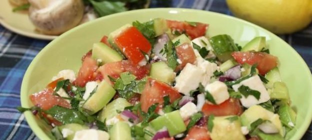 Салат из свежих овощей с брынзой и авокадо