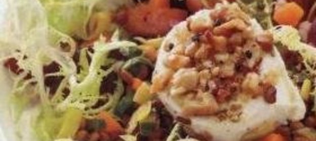 Салат с печеной свеклой, чечевицей и козьим сыром
