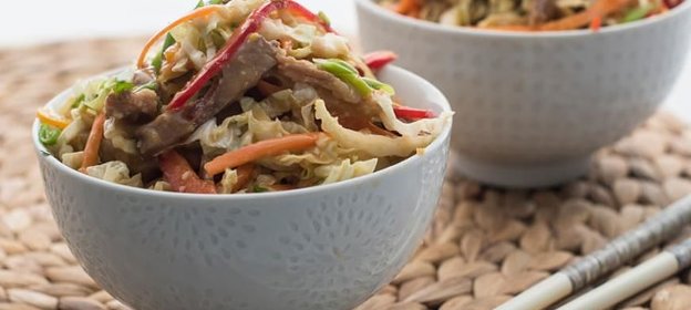 Салат из овощей и запеченной свинины