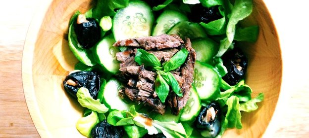 Салат с запеченной бараниной, черносливом и соусом наршараб