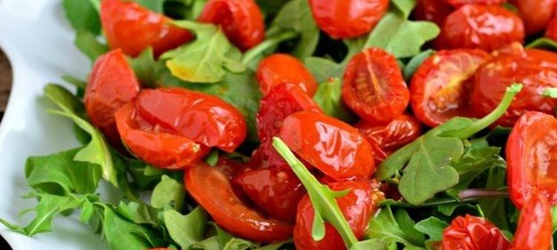 Руккола с помидорами и чесноком