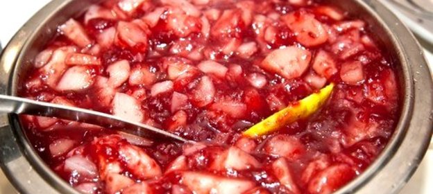 Чатни из ревеня с клюквой и красным луком