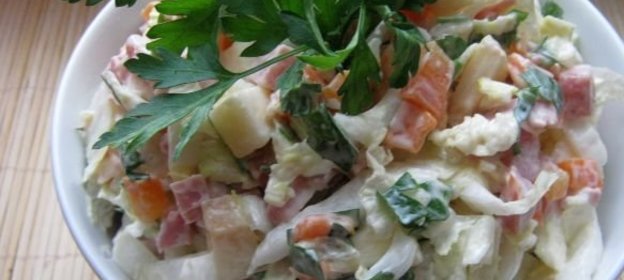 Салат с копченой колбасой и капустой