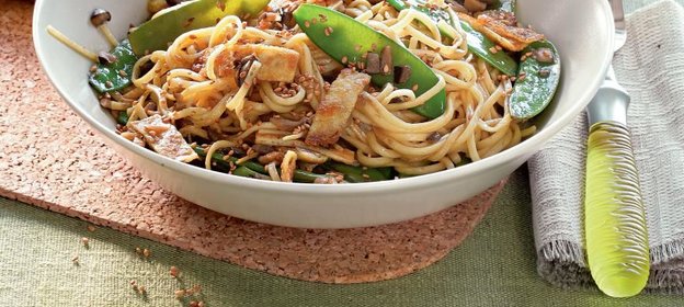 Лапша рамен со стручковым горошком и вешенками