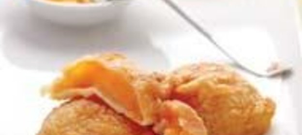 Оладьи из абрикосов с соусом из манго с корицей