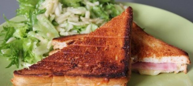 Croque-monsieur с салатом из зеленого яблока к завтраку