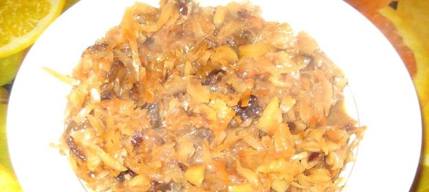 Капуста тушеная с яблоками и черносливом
