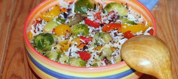 Теплый салат с овощами, рисом и киноа