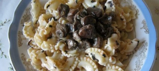 Паста с грибами, базиликом и грецкими орехами