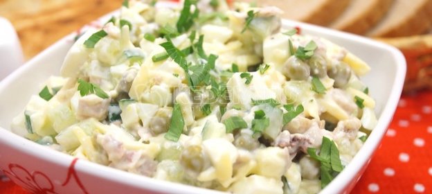 Салат с курицей и зеленым горошком