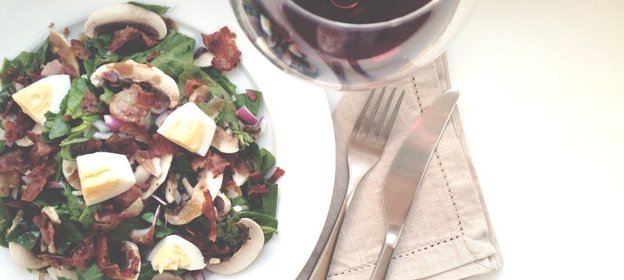 Салат из шпината и яиц с теплой заправкой из бекона