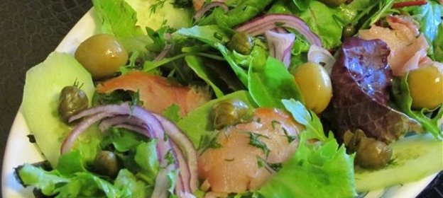 Салат с осетриной маслинами и каперсами