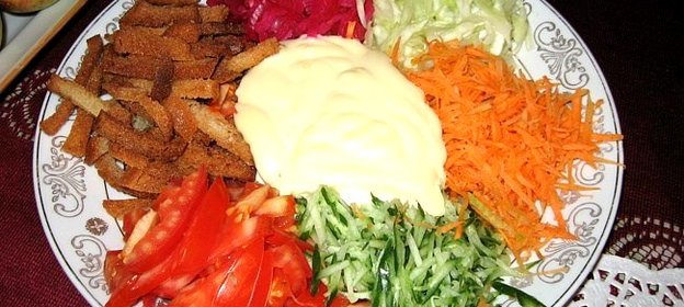 Овощной салат с капустой и мясом