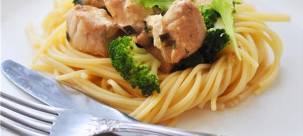 Паста с курицей, брокколи и соусом из сливок и камамбера