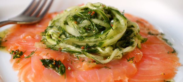 Копченая форель с огуречными спагетти в кленовом сиропе