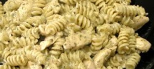 макароны с курицей и соусом