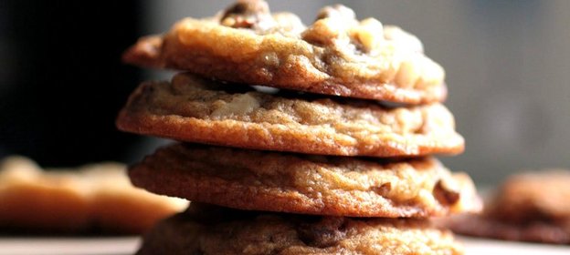 Традиционное шоколадное печенье с орехами