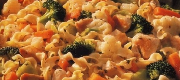 Макароны с овощами и куриным филе