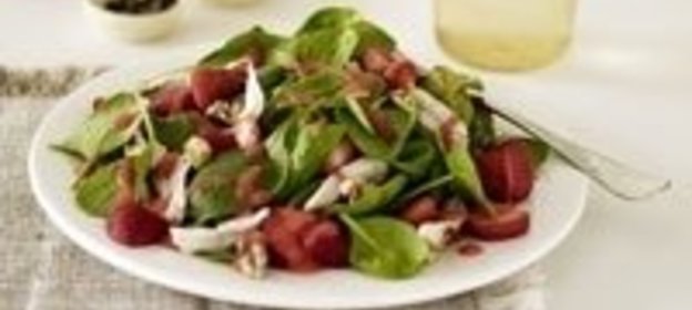 Салат из шпината и клубники