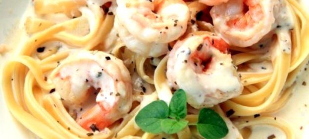 Паста с креветками в сливочно-чесночном соусе