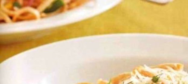 Лапша с цуккини и куриным филе в сливочном соусе