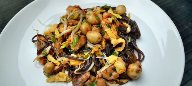 Чёрная японская лапша, с курицей, грибами, ростками сои