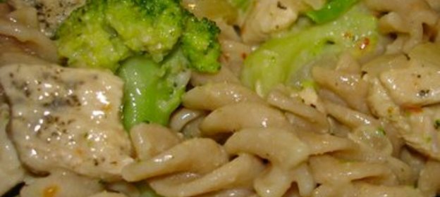 Паста с курицей под соусом альфредо