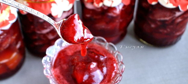 Клубничный джем в сковороде