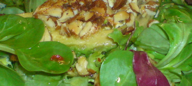 Салат с обжаренным,фаршированным козьим сыром, авокадо