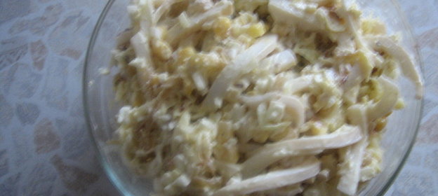 салат из кальмар с луком