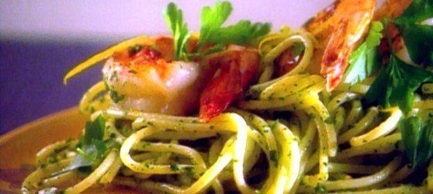 Спагетти с соусом песто из рукколы и королевскими креветками